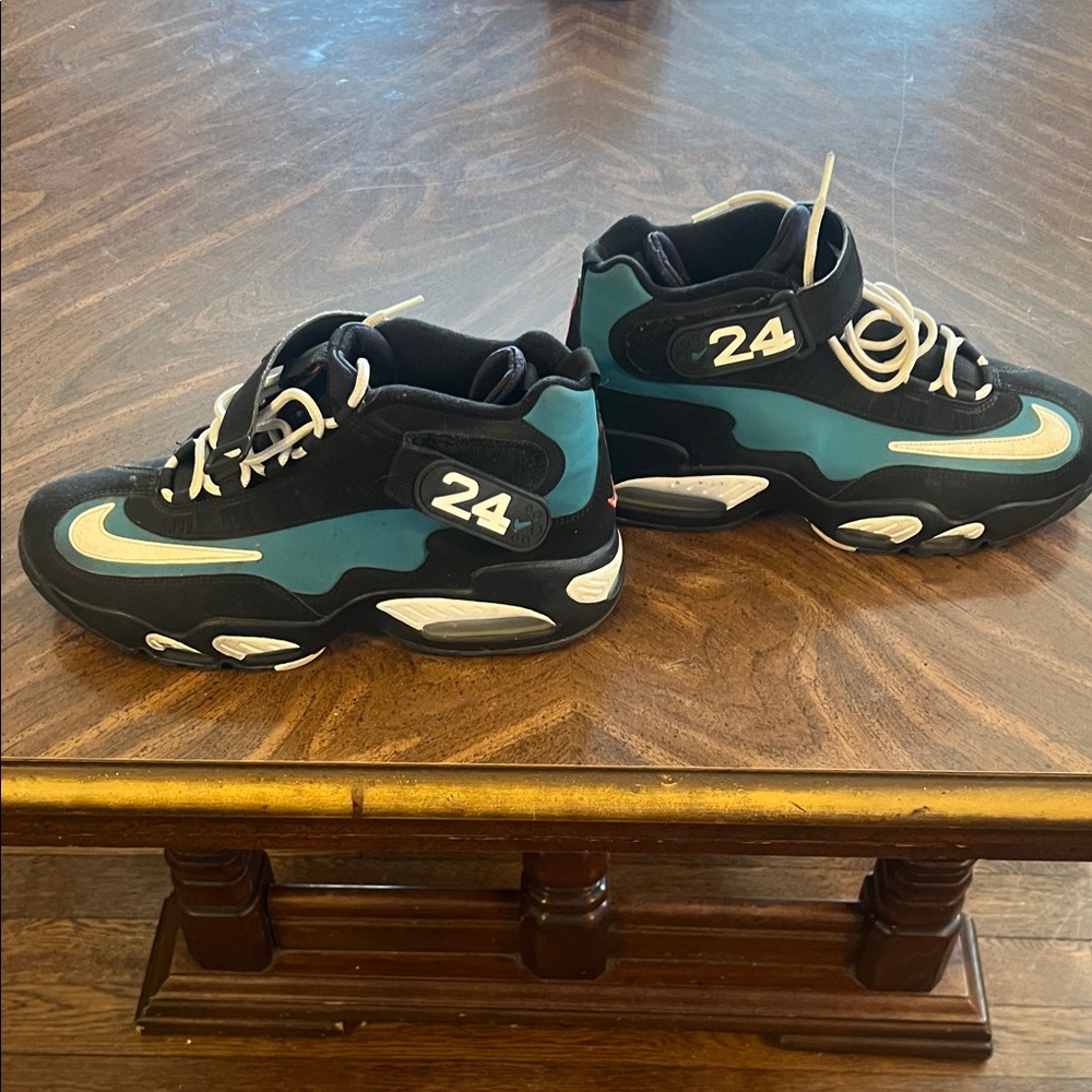 Nike Mens Black and Teal Sneakers - Picture 5 of 10
